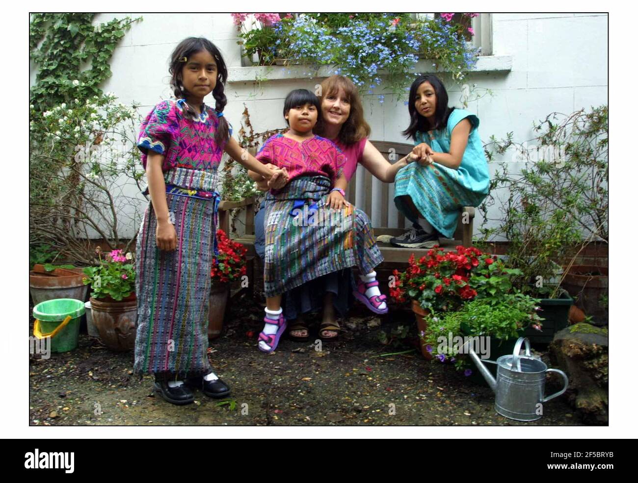 Catriona Aldridge mit adoptierten Töchtern Sofia (7) kürzeste, Bella (8) Pigtails und ITMA (9) höchste.Bild David Sandison 16/7/2003 Stockfoto