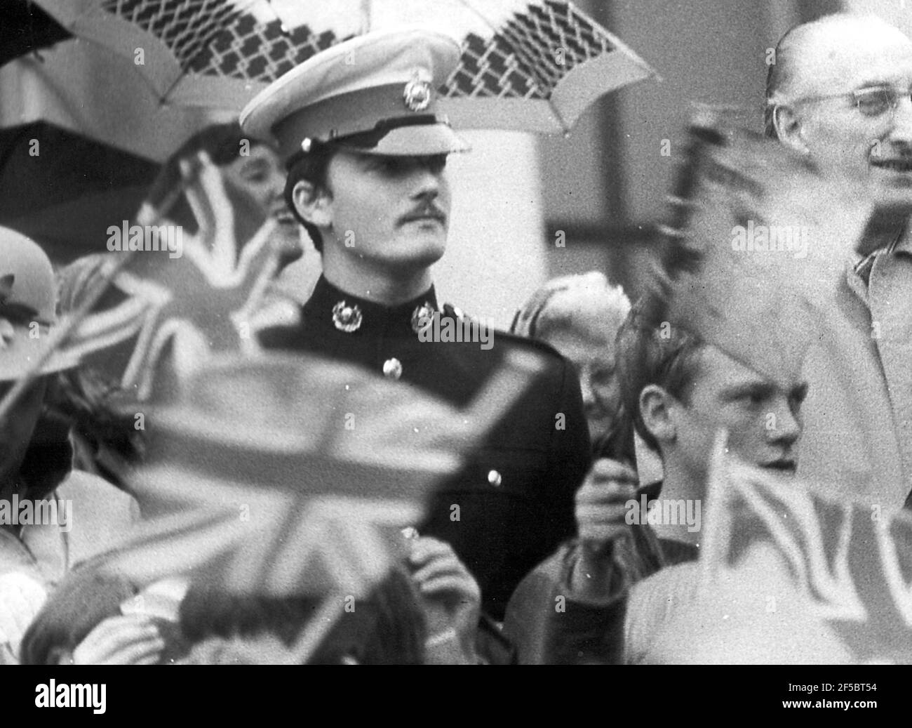 ROYAL MARINE MARK CURTIS, DER EINEN FUSS AUF EINER LANDMINE IN DEN FALKLANDS BEI DER SÜDATLANTISCHEN TASK FORCE SIEGESPARADE IN PORTSMOUTH VERLOREN. 1982 PIC MIKE WALKER, Stockfoto