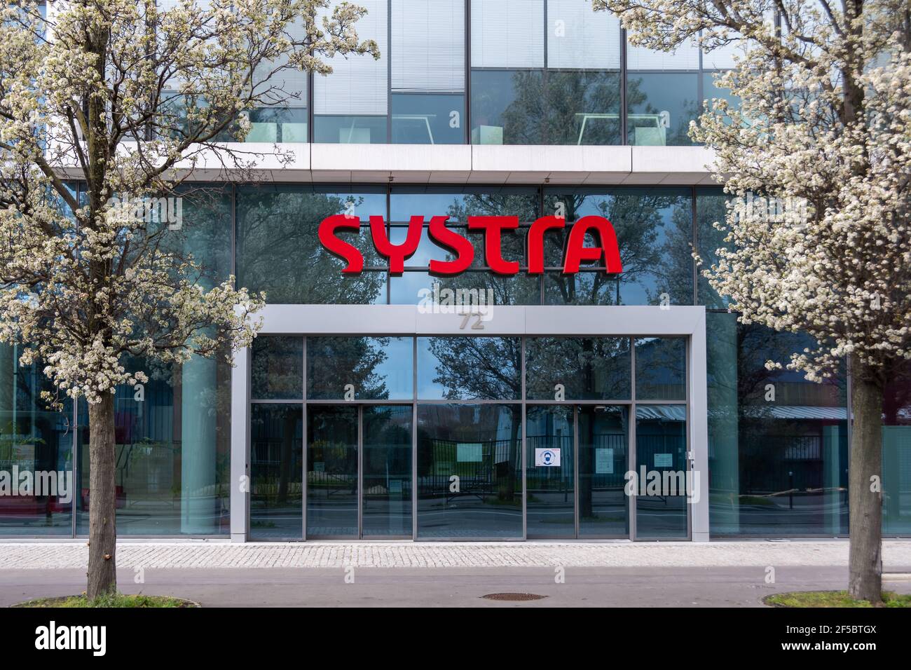 Außenansicht des Hauptgebäudes von Systra, einem internationalen Engineering- und Consulting-Konzern Stockfoto Außenansicht des Hauptgebäudes von Systra, einem internationalen Engineering- und Consulting-Konzern Stockfoto