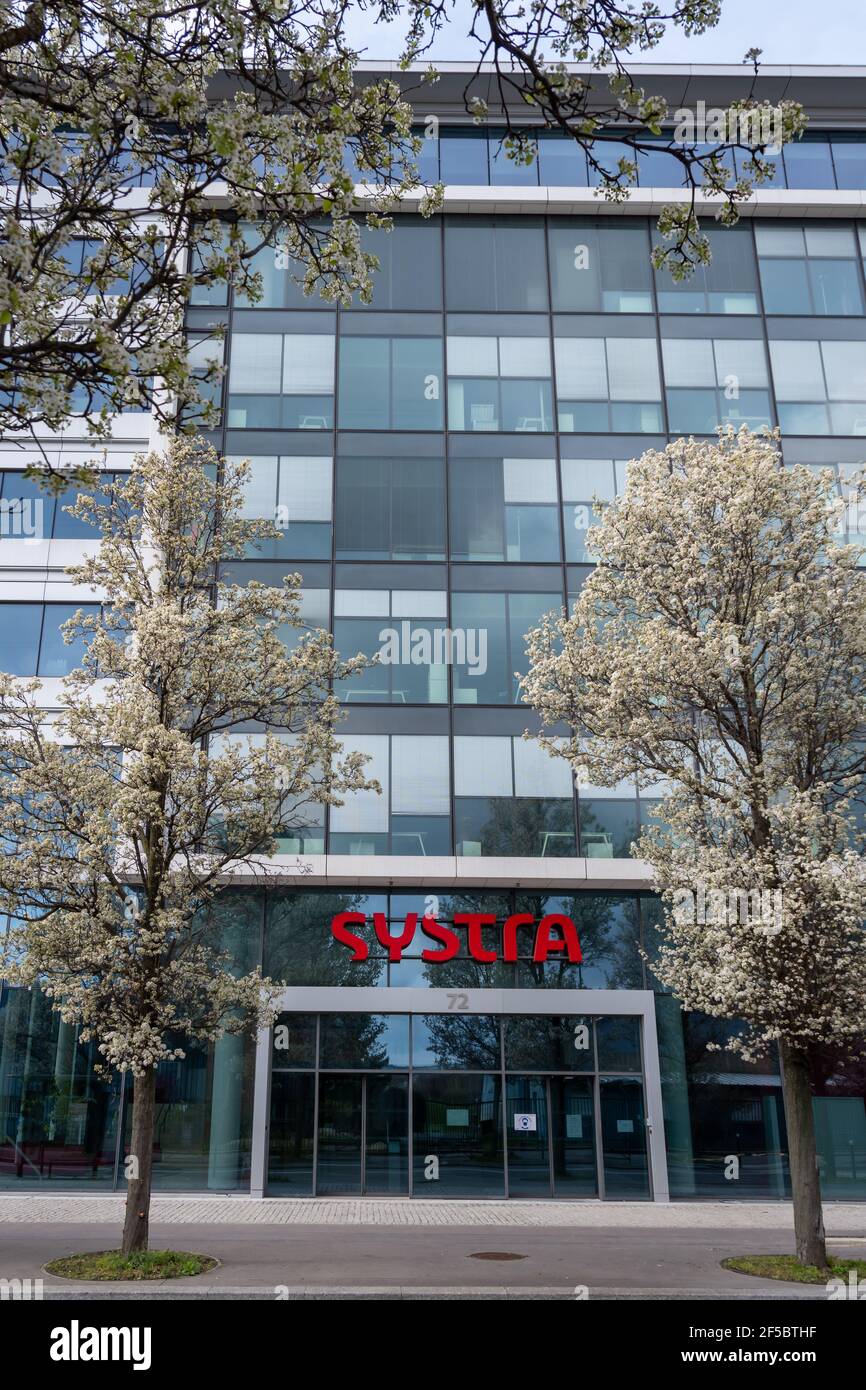 Außenansicht des Hauptgebäudes von Systra, einem internationalen Engineering- und Consulting-Konzern Stockfoto Außenansicht des Hauptgebäudes von Systra, einem internationalen Engineering- und Consulting-Konzern Stockfoto