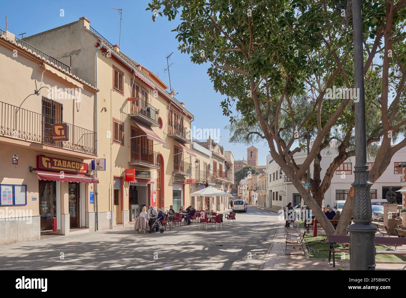Rathausplatz, Tabakladen und Barterrasse mit Stühlen, Tischen und Sitzplätzen in der Stadt Puig in der Provinz Valencia, Spanien, Europa Stockfoto
