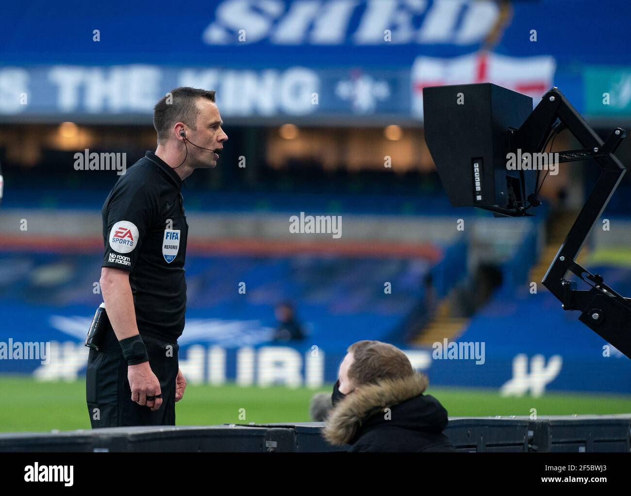 Schiedsrichter Stuart Attwell betrachtet den VAR-Monitor während des Premier League hinter verschlossenen Türen Spiel zwischen Chelsea und Manchester Vereint in Stamford Stockfoto
