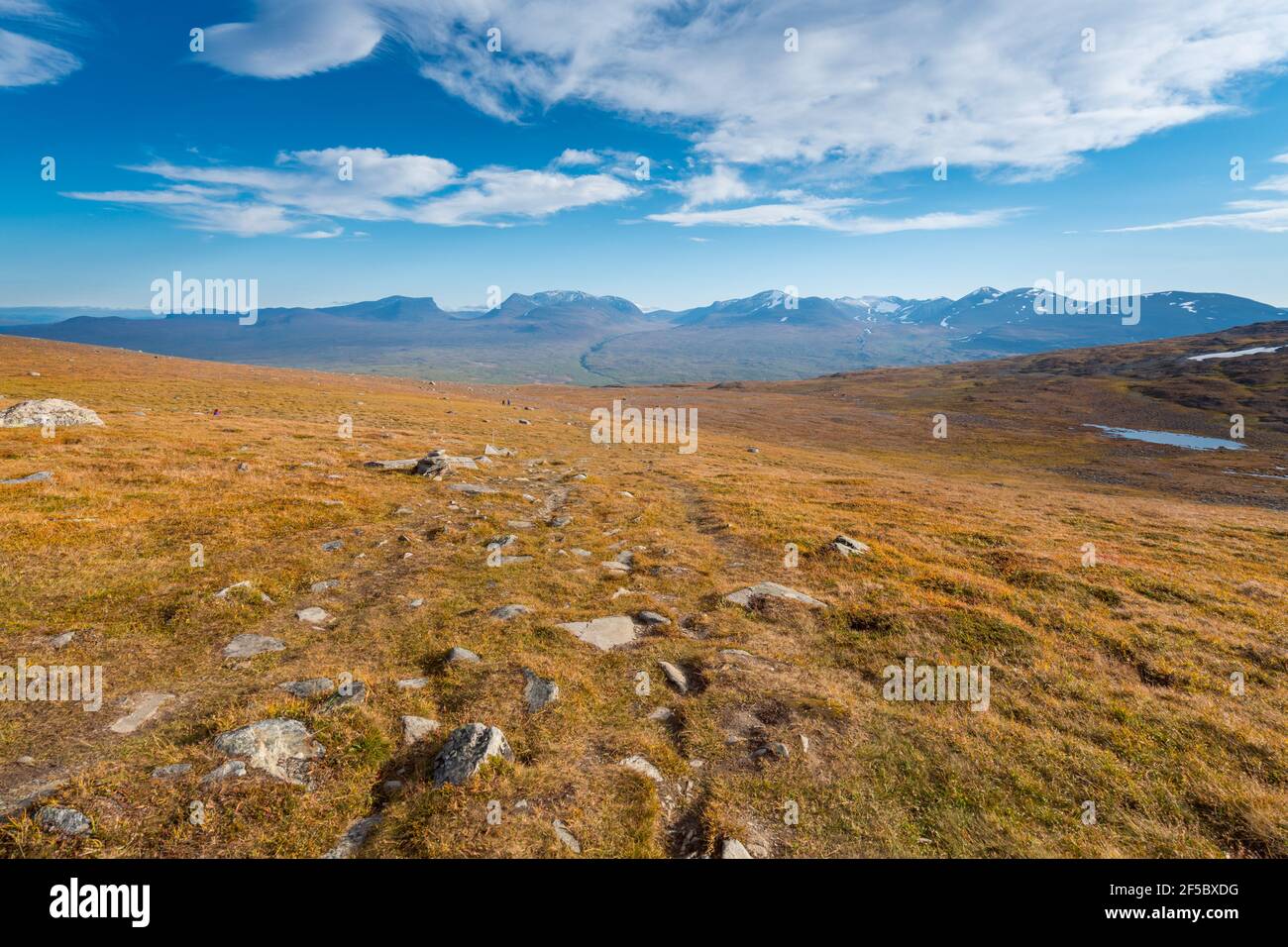 Lapponisches Tor, berühmter Gebirgspass in der schwedischen Arktis in schönen Herbstfarben an einem sonnigen Tag. Blick von Nuolja, Njulla Berg. Wandern in Stockfoto