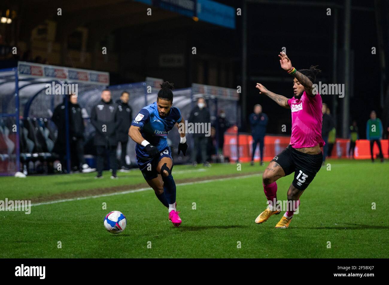 Garath McCleary von Wycombe Wanderers & Colin Kazim-Richards von Derby County während der Sky Bet Championship hinter verschlossenen Türen Spiel Zwischen Wycombe Stockfoto