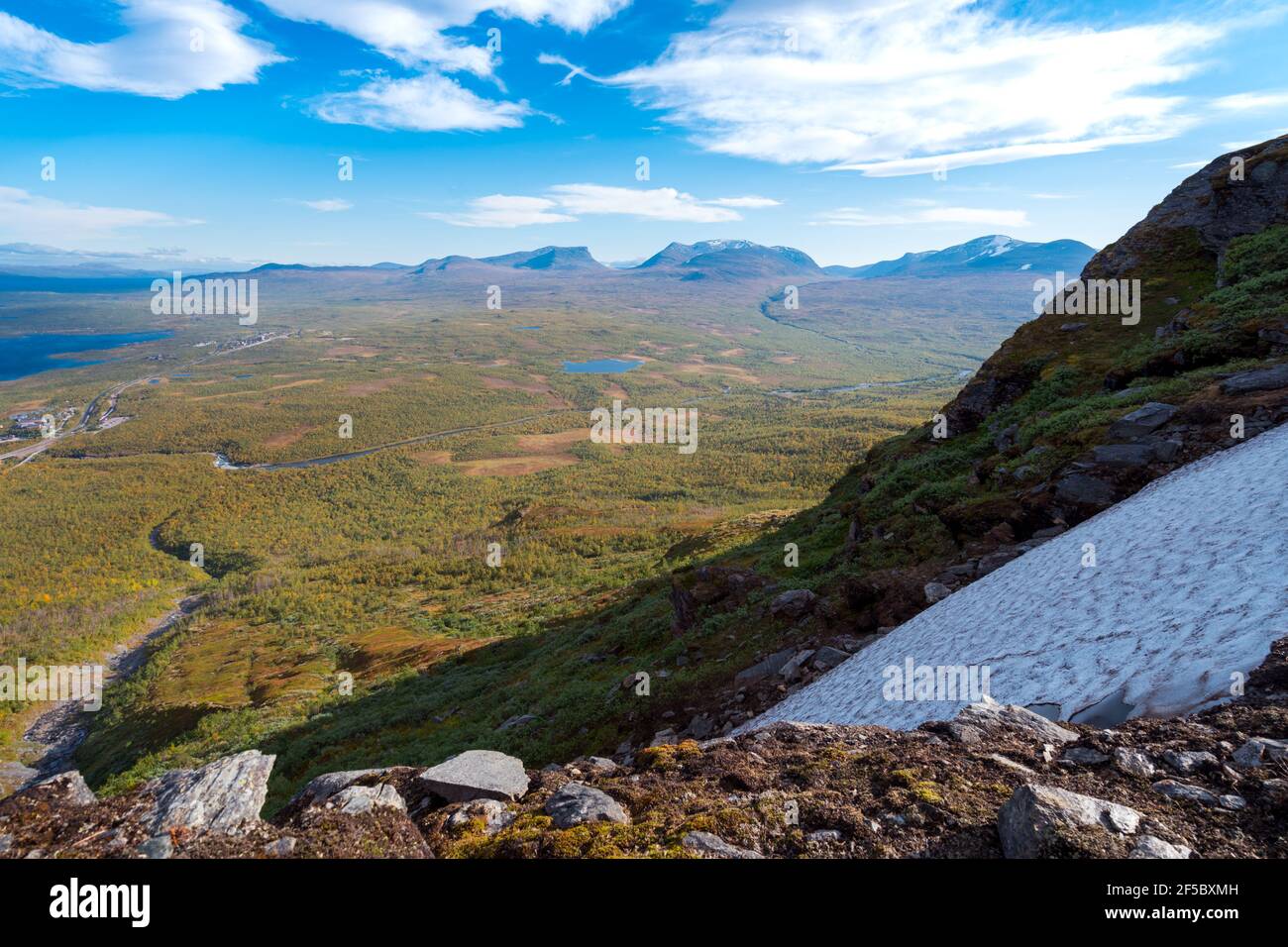 Lapponisches Tor, berühmter Gebirgspass in der schwedischen Arktis in schönen Herbstfarben an einem sonnigen Tag. Blick von Nuolja, Njulla Berg. Wandern in Stockfoto