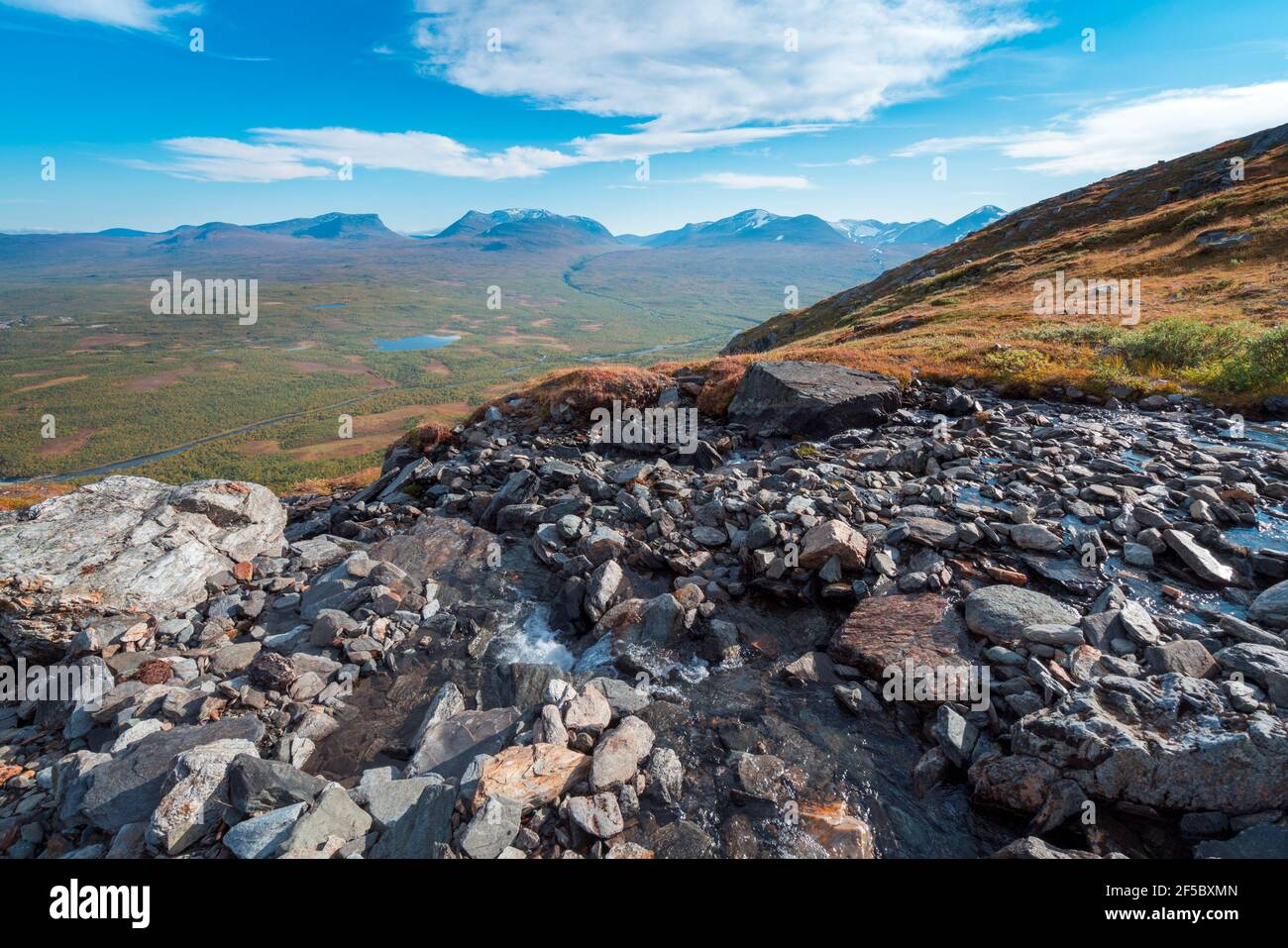 Lapponisches Tor, berühmter Gebirgspass in der schwedischen Arktis in schönen Herbstfarben an einem sonnigen Tag. Blick von Nuolja, Njulla Berg. Wandern in Stockfoto