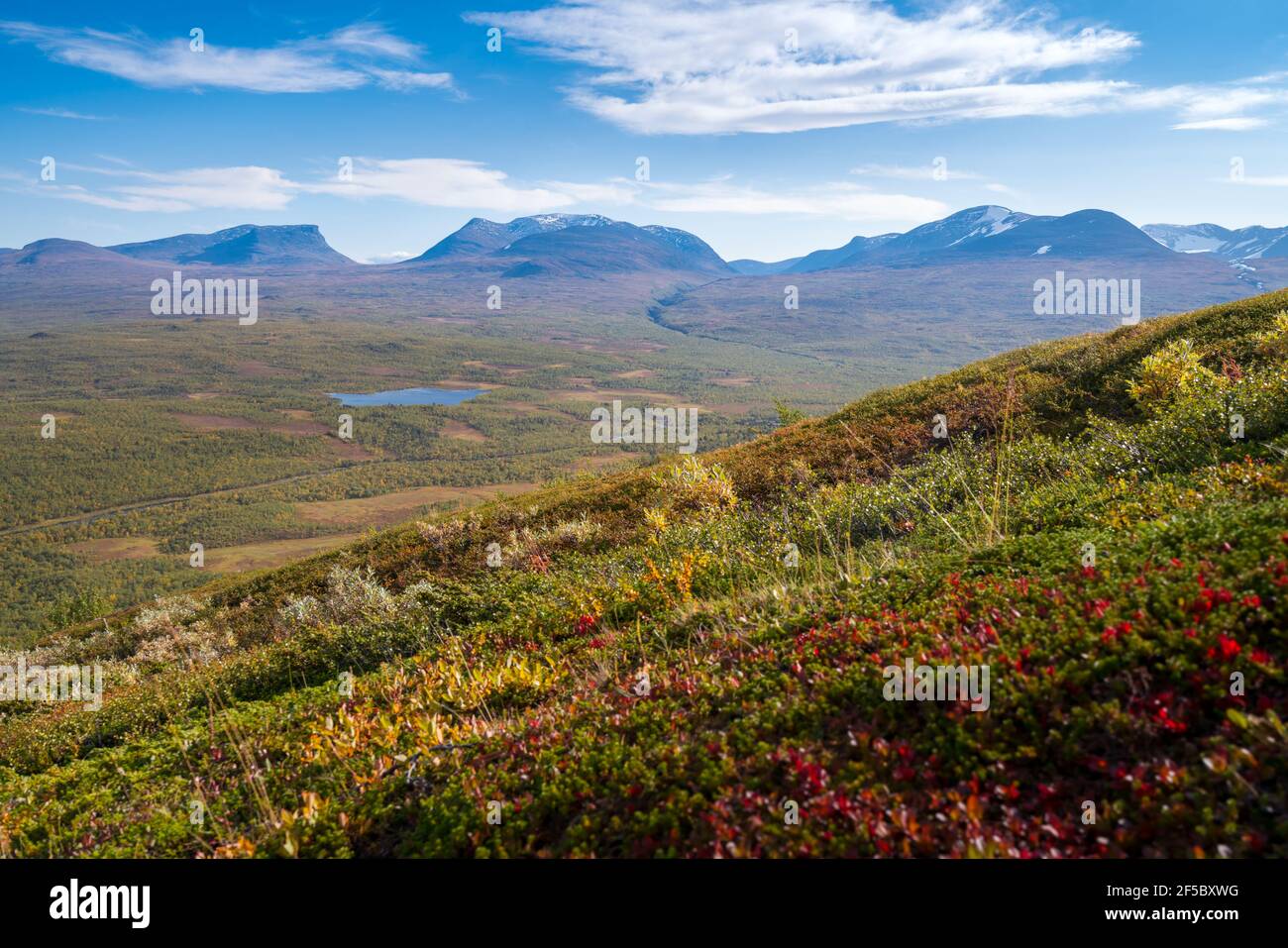Lapponisches Tor, berühmter Gebirgspass in der schwedischen Arktis in schönen Herbstfarben an einem sonnigen Tag. Blick von Nuolja, Njulla Berg. Wandern in Stockfoto
