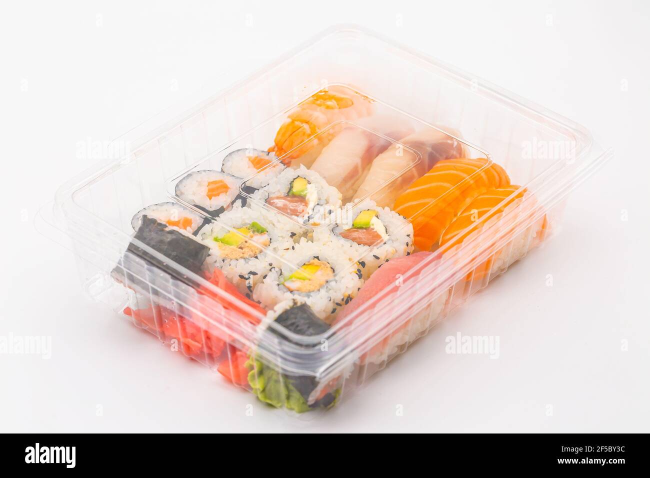 Takeaway-Box mit Sushi auf weißem Hintergrund. Konzeptbereitstellung Stockfoto