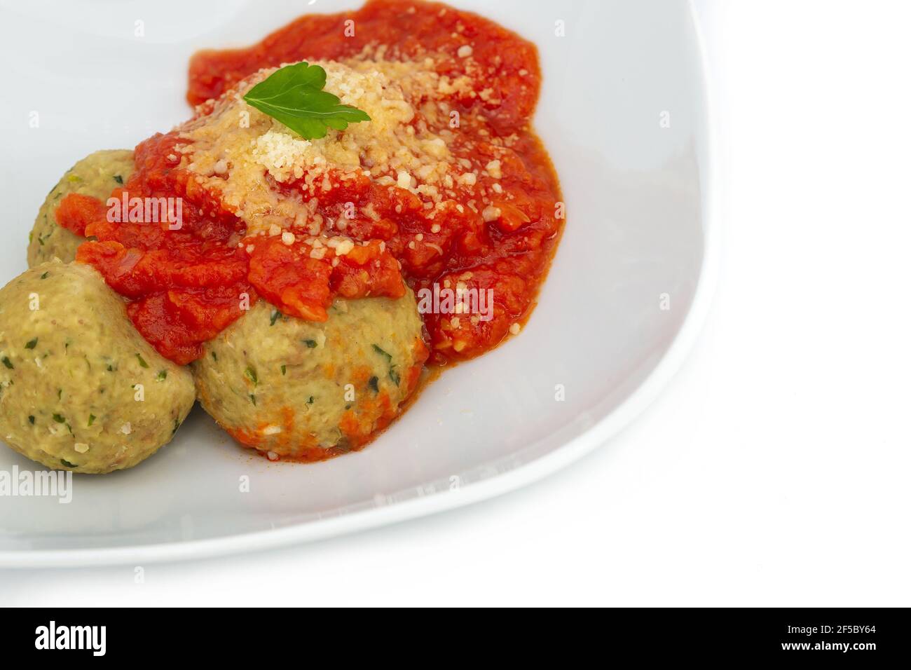 Garbanzo-Bohnenmehl oder Kichererbsenmehl-Fleischbällchen mit Tomatensauce. Proteinreiche Fleischbällchen für die Gewichtsabnahme. Gesundes Lifestyle-Konzept Stockfoto