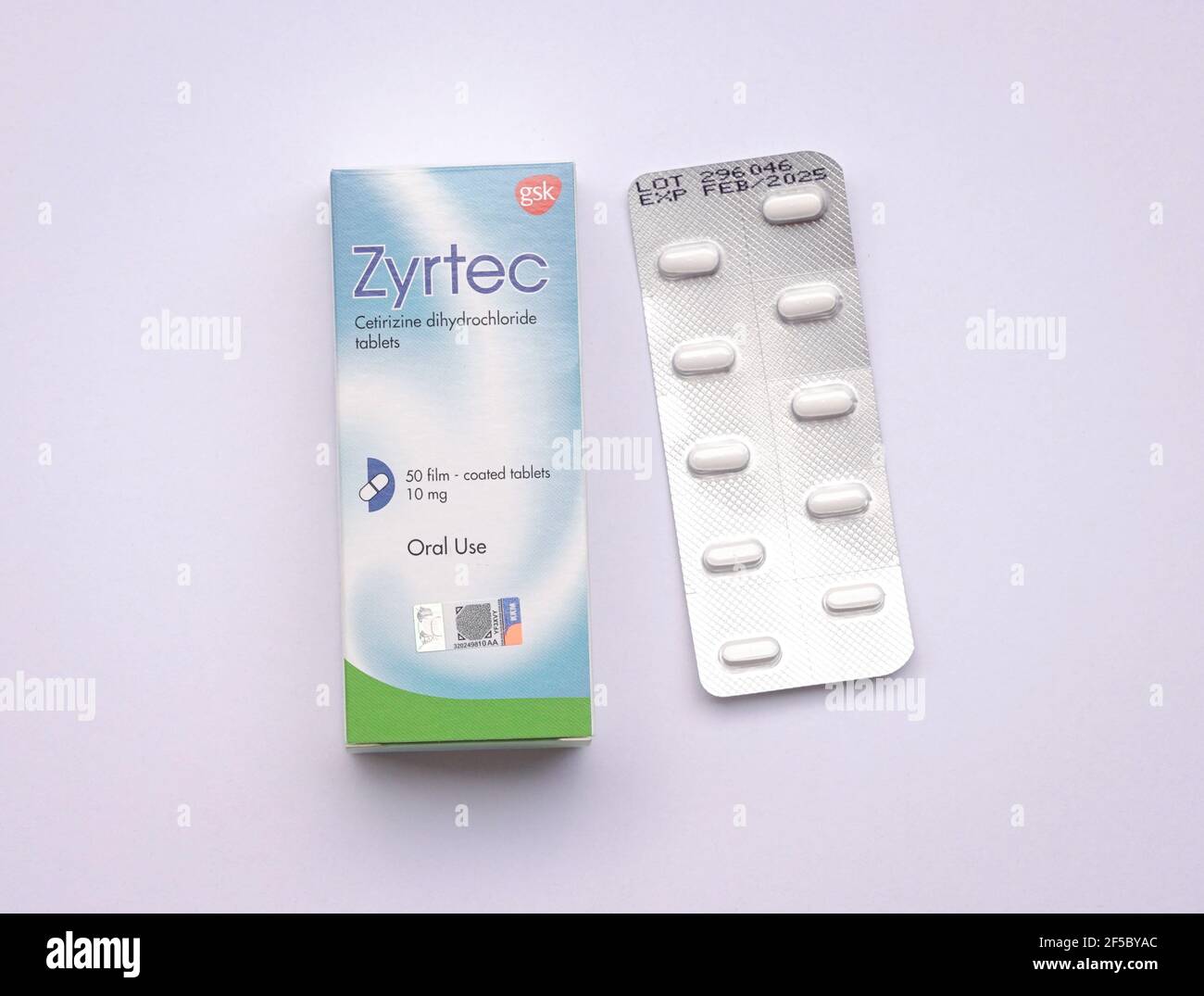 Kuala Lumpur, Malaysia - 24th. März 2021. Box mit 50 beschichteten Zyrtec  Cetirizin Dihydrochlorid Tabletten von 10 mg. Hergestellt von UCB Farchim  S.A Stockfotografie - Alamy