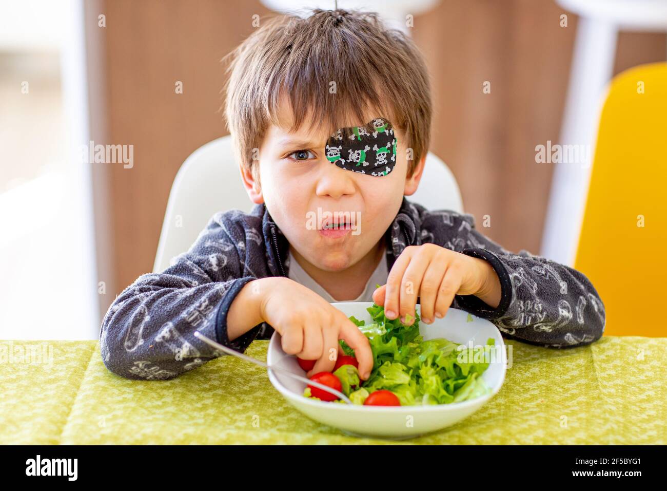 Kleines Kind weigert sich, Gemüsesalat zu essen. Lifestyle-Konzept Stockfoto