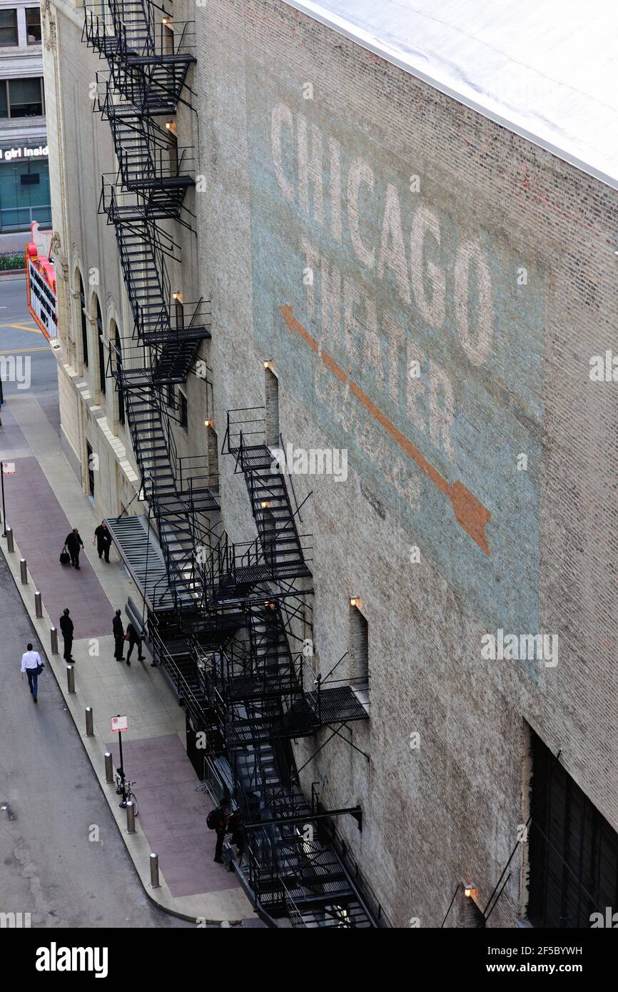 Chicago, Illinois, USA. Feuerflucht auf der Seite des Chicago Theatre, die zu einer Gasse auf der Südseite des Gebäudes führt. Stockfoto