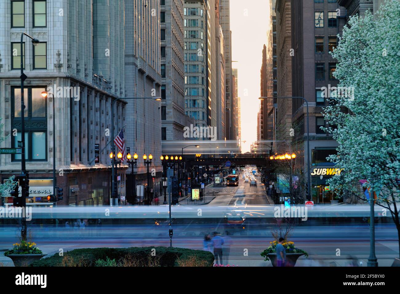 Chicago, Illinois, USA. Lange Belichtung bietet verschwommene Streifen des Transports entlang und parallel zur Michigan Avenue in der Innenstadt von Chicago. Stockfoto