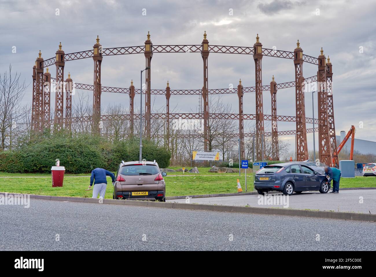 Zwei Männer polieren ihre Autos nach der Autowäsche im Beckton Retail Park, London Stockfoto