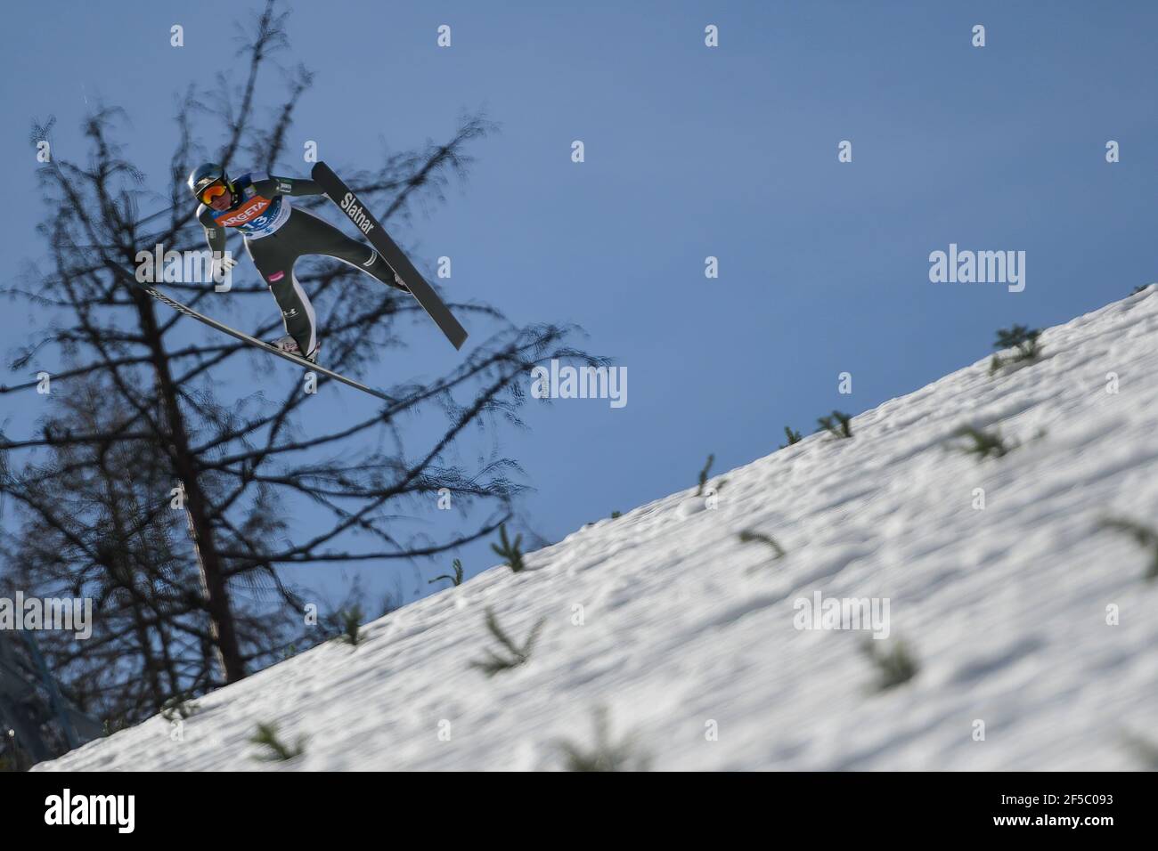 Planica, Slowenien. März 2021, 25th. Domen Prevc aus Slowenien tritt beim FIS Skisprung Weltcup Flying Hill Einzelwettbewerb in Planica an. (Foto von Milos Vujinovic /SOPA/Sipa USA) Quelle: SIPA USA/Alamy Live News Stockfoto
