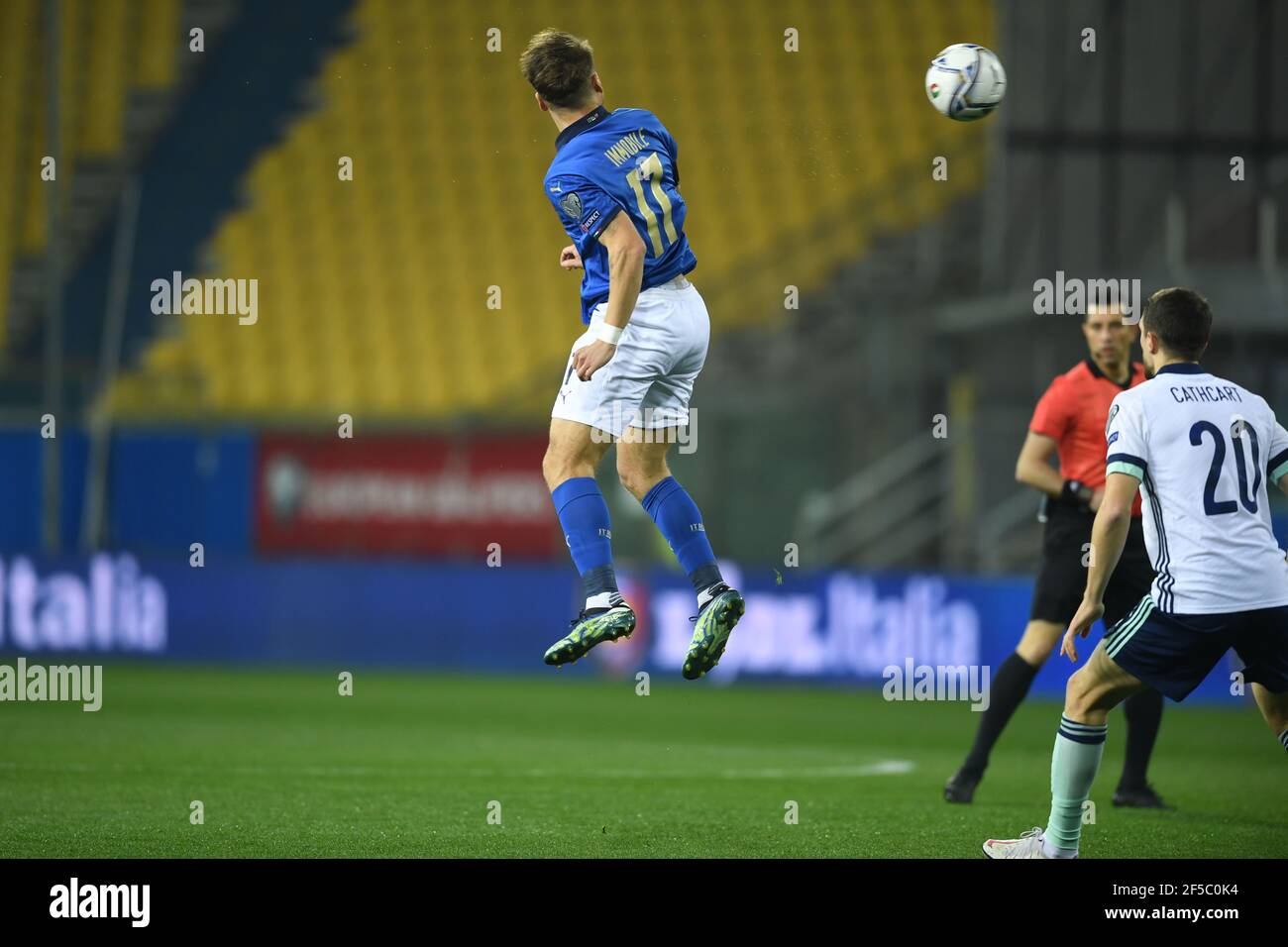 Parma, Italien. 25 2021. März: Ciro immobile (Italien)Craig Cathcart (Nordirland) während des FIFA-Qualifikationsspiel "World Cup Qatar 2022" zwischen Italien 2-0 Nordirland am 25. März 2021 im Ennio Tardini Stadium in Parma, Italien. Quelle: Maurizio Borsari/AFLO/Alamy Live News Stockfoto