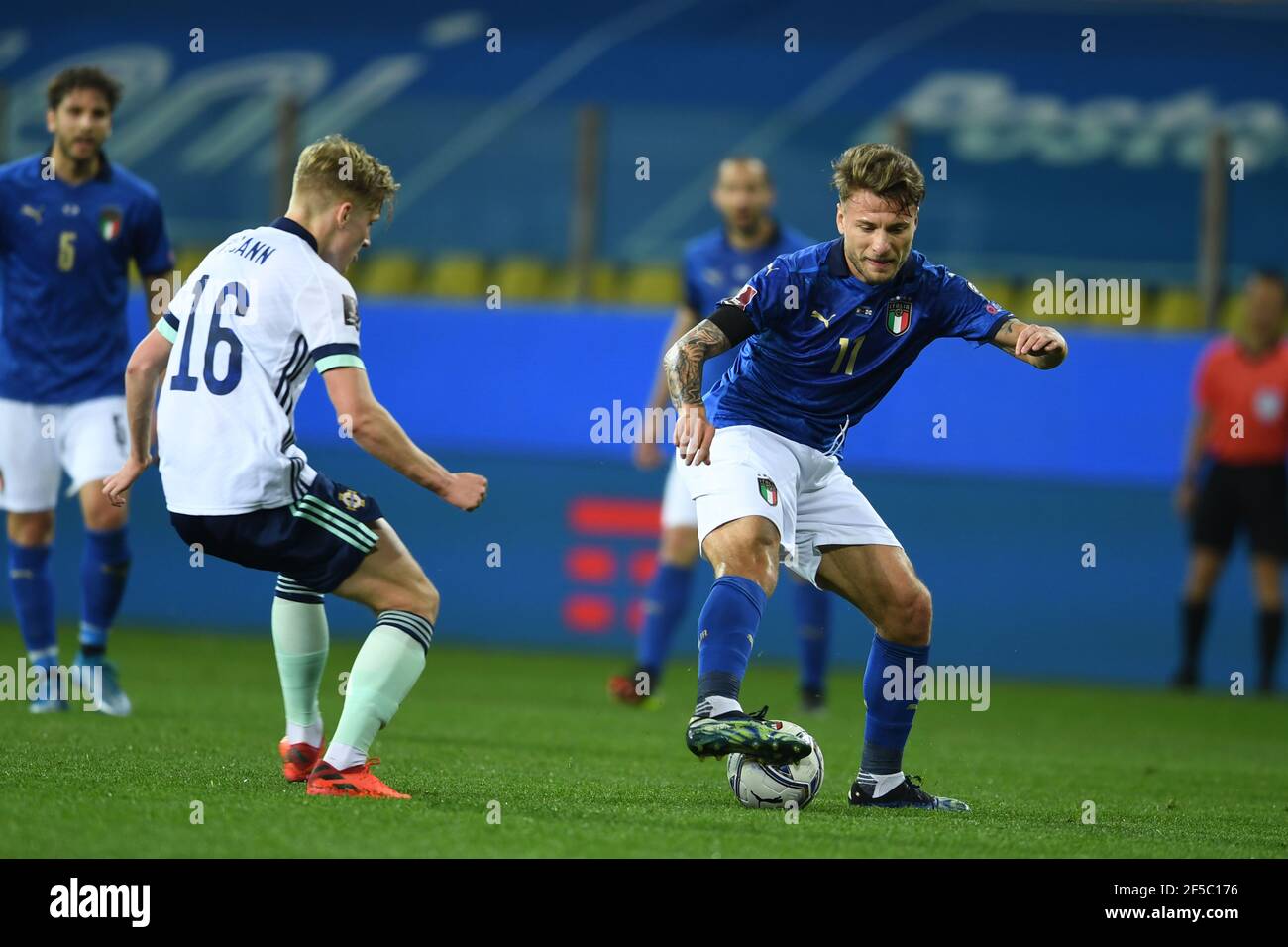 Parma, Italien. 25 2021. März: Ciro immobile (Italien)Ali McCann (Nordirland) während des FIFA-Qualifikationsspiel "World Cup Qatar 2022" zwischen Italien 2-0 Nordirland am 25. März 2021 im Ennio Tardini Stadium in Parma, Italien. Quelle: Maurizio Borsari/AFLO/Alamy Live News Stockfoto