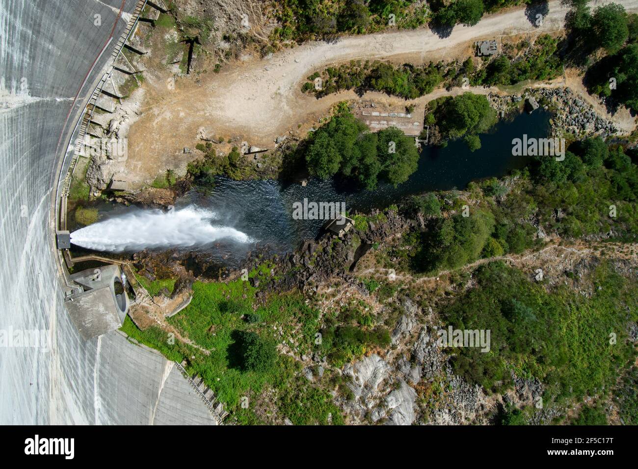 Hydraulischer Staudamm, barragem Vilarinho das Furnas, Parque Nacional Peneda Gerês, Portugal. Stockfoto
