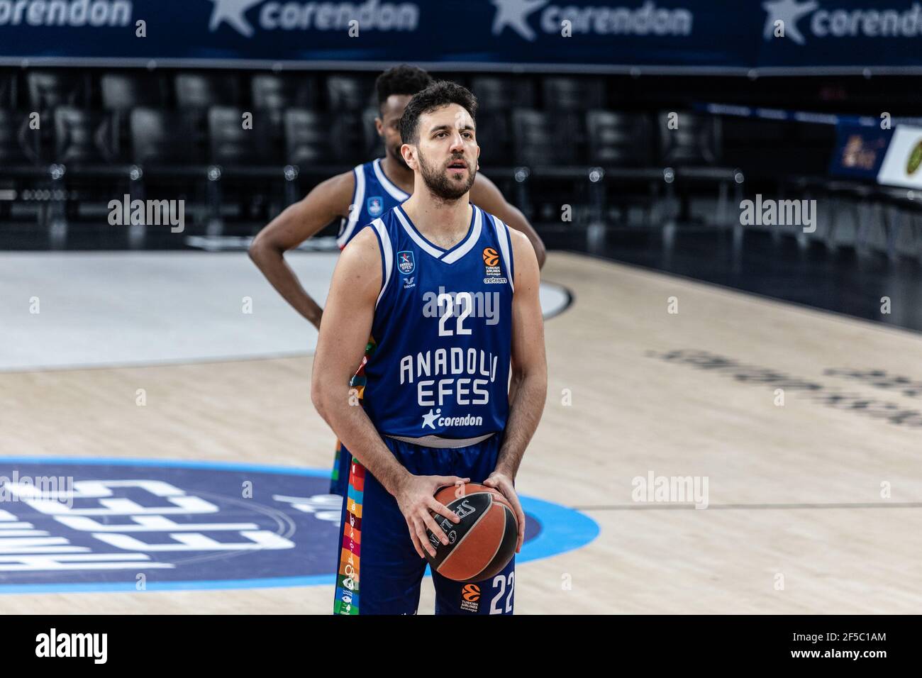 #22 Vasilije Micic von Anadolu Efes Istanbul spielt gegen Panathinaikos OPAP Athen in Runde 31 der 2020/2021 Turkish Airlines Euroleague regulären Saison in der Sinan Erdem Sports Arena. (Endstand; Anadolu Efes Istanbul 85:65 Panathinaikos OPAP Athens) Stockfoto