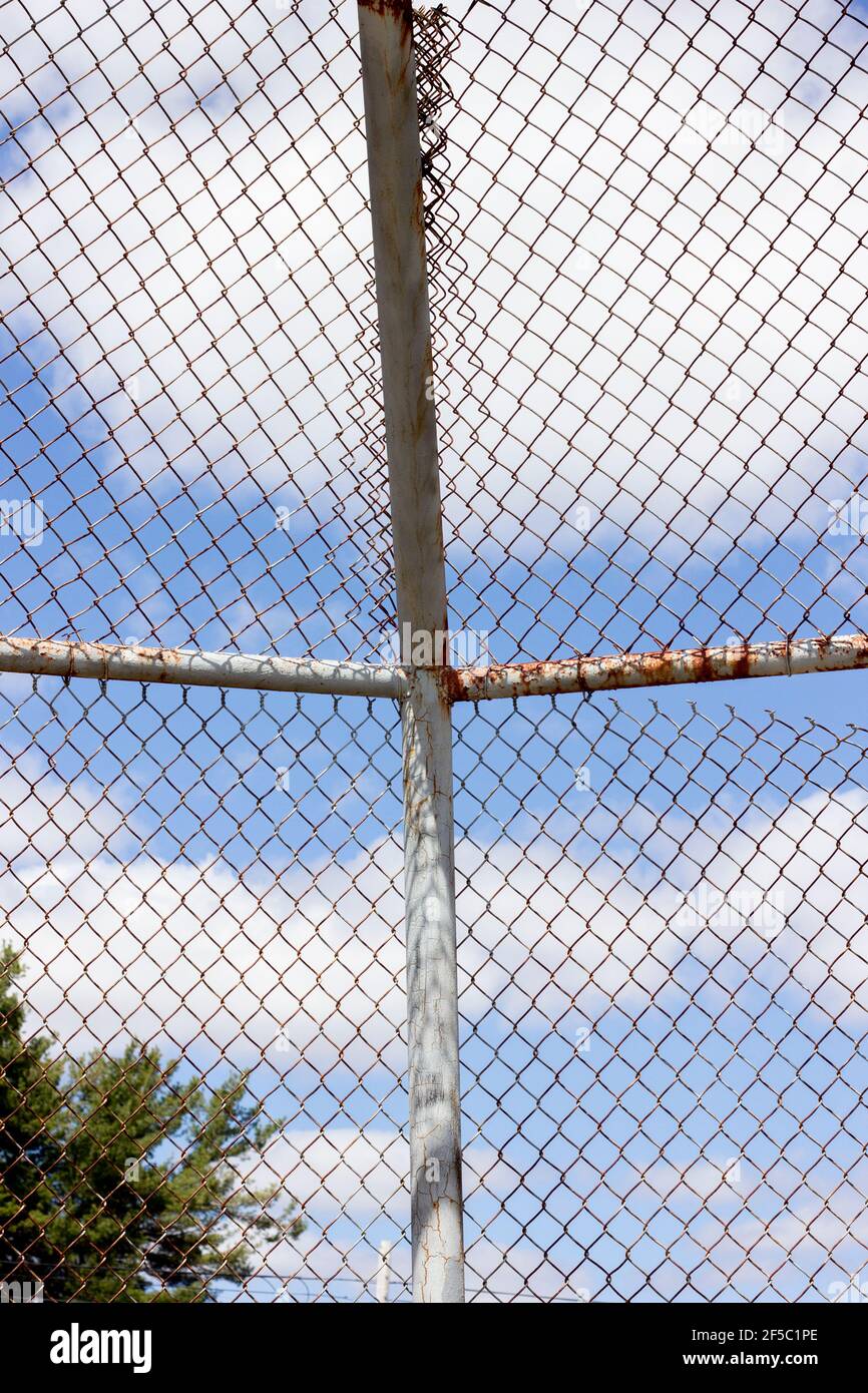 Metallkettenglied mit blauem Himmel und Wolken am Ball parken Stockfoto
