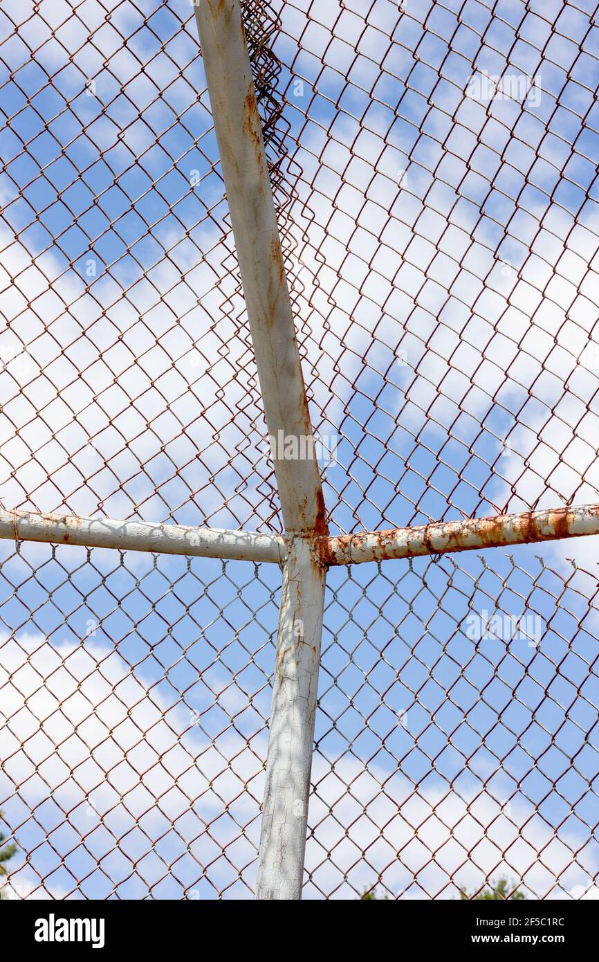 Metallkettenglied mit blauem Himmel und Wolken am Ball parken Stockfoto