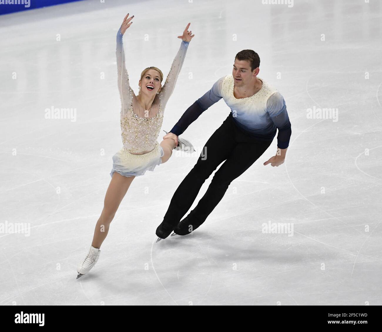 STOCKHOLM 20210325 Alexa Knierim und Brandon Frazier aus den USA beim Freilauf-Finale der ISU-Eiskunstlauf-Weltmeisterschaften in Schweden am Donnerstag, den 25. März 2021. Photo anders Wiklund / TT kod 10040 ***SWEDEN OUT*** Stockfoto