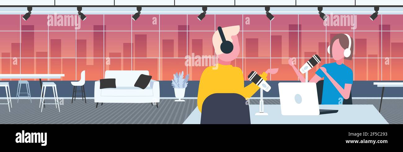 Podcasts im Gespräch mit Mikrofonen Podcast im Studio Podcasting online aufnehmen Radio Konzept Mann in Kopfhörer interviewte Frau Rundfunk Stock Vektor