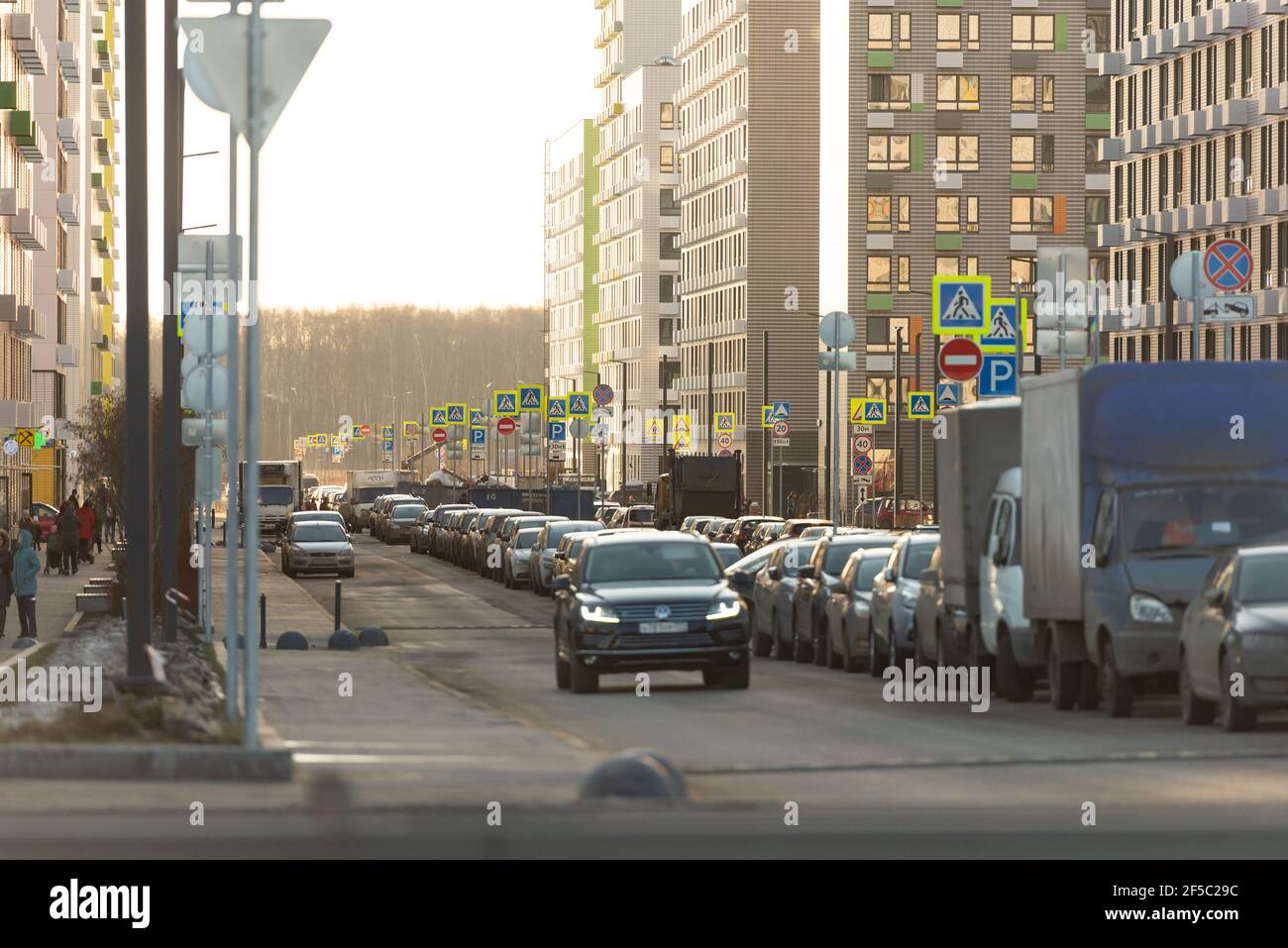 Moskau. Russland. Februar 2020. Alle verfügbaren Platz wird für das Parken durch die Installation von Hunderten von Straßenschildern verwendet. Stockfoto