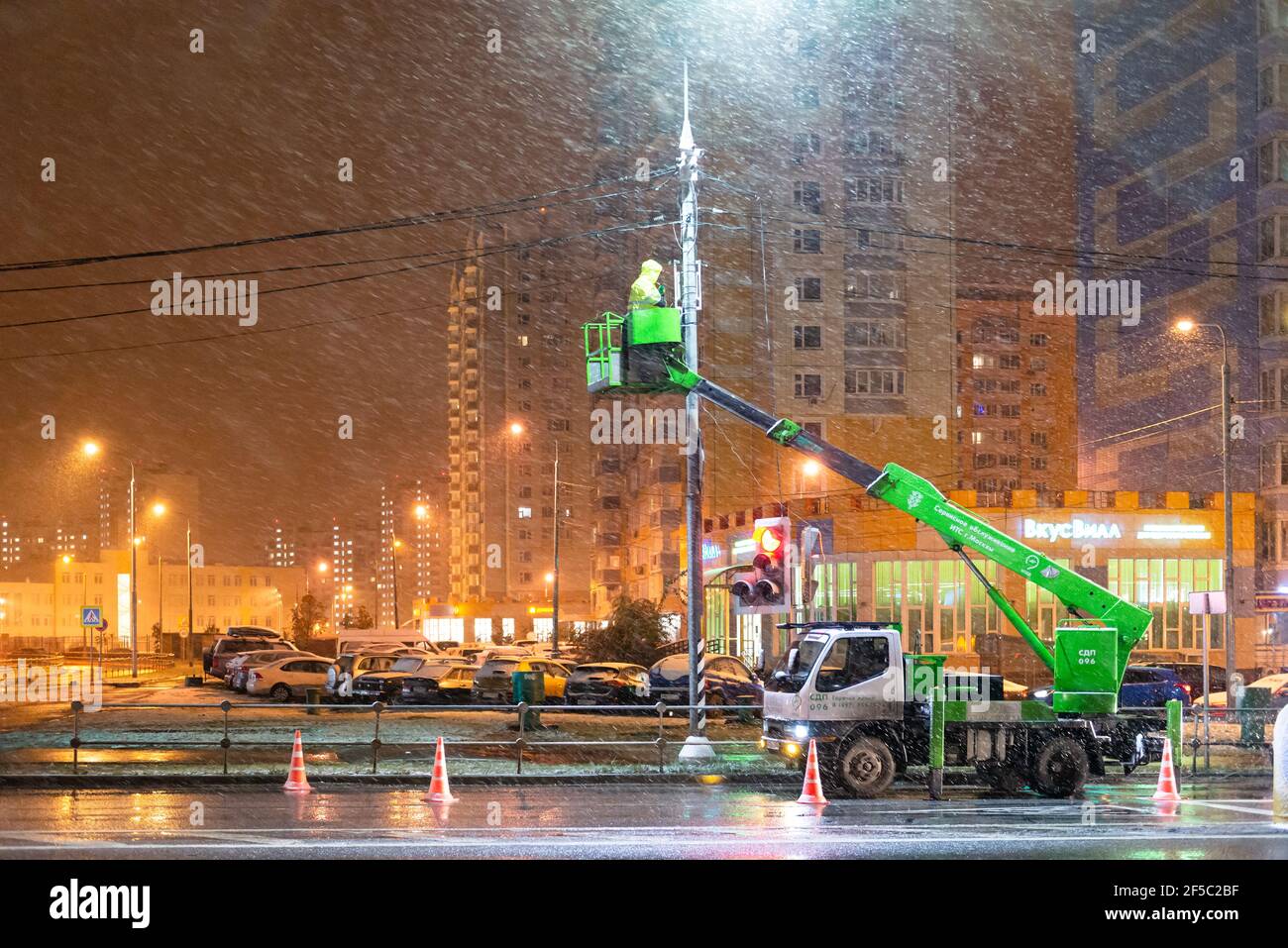 Moskau. Russland. Herbst 2019. Der Moskauer Kamerainstallationsservice funktioniert bei schlechtem Wetter. Stockfoto