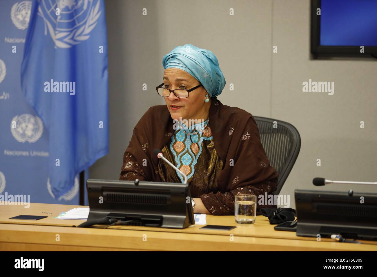 United Nations, NYC, USA. März 2021, 25th. Die stellvertretende UN-Generalsekretärin Amina Mohammed spricht am 25. März 2021 bei einer Pressekonferenz zum Bericht über die Finanzierung nachhaltiger Entwicklung 2021 im UN-Hauptquartier in New York. Die COVID-19-Pandemie hat die Entwicklungsgewinne für Millionen in armen Ländern umgekehrt und eine noch stärker ungleiche Welt geschaffen, so ein am Donnerstag veröffentlichter UN-Bericht. Quelle: Xie E/Xinhua/Alamy Live News Stockfoto