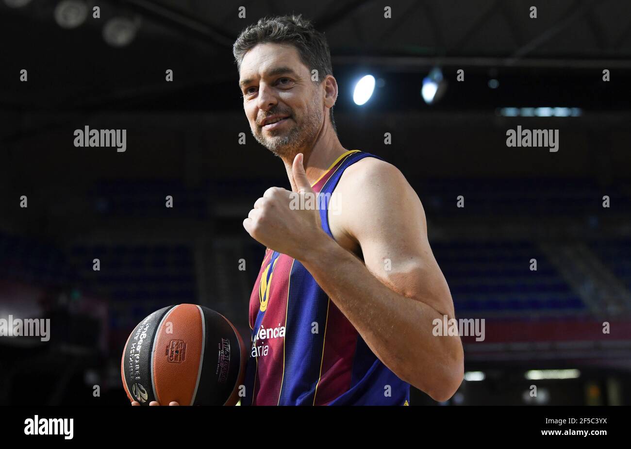 (210326) -- BARCELONA, 26. März 2021 (Xinhua) -- der spanische Spieler Pau Gasol nimmt an einer Pressekonferenz Teil, als er am 25. März 2021 offiziell dem FC Barcelona Basketball in Barcelona, Spanien, beitritt. (FC Barcelona/Handout über Xinhua) Stockfoto