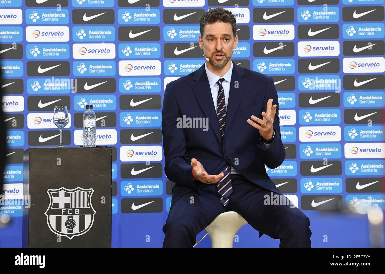 (210326) -- BARCELONA, 26. März 2021 (Xinhua) -- der spanische Spieler Pau Gasol nimmt an einer Pressekonferenz Teil, als er am 25. März 2021 offiziell dem FC Barcelona Basketball in Barcelona, Spanien, beitritt. (FC Barcelona/Handout über Xinhua) Stockfoto