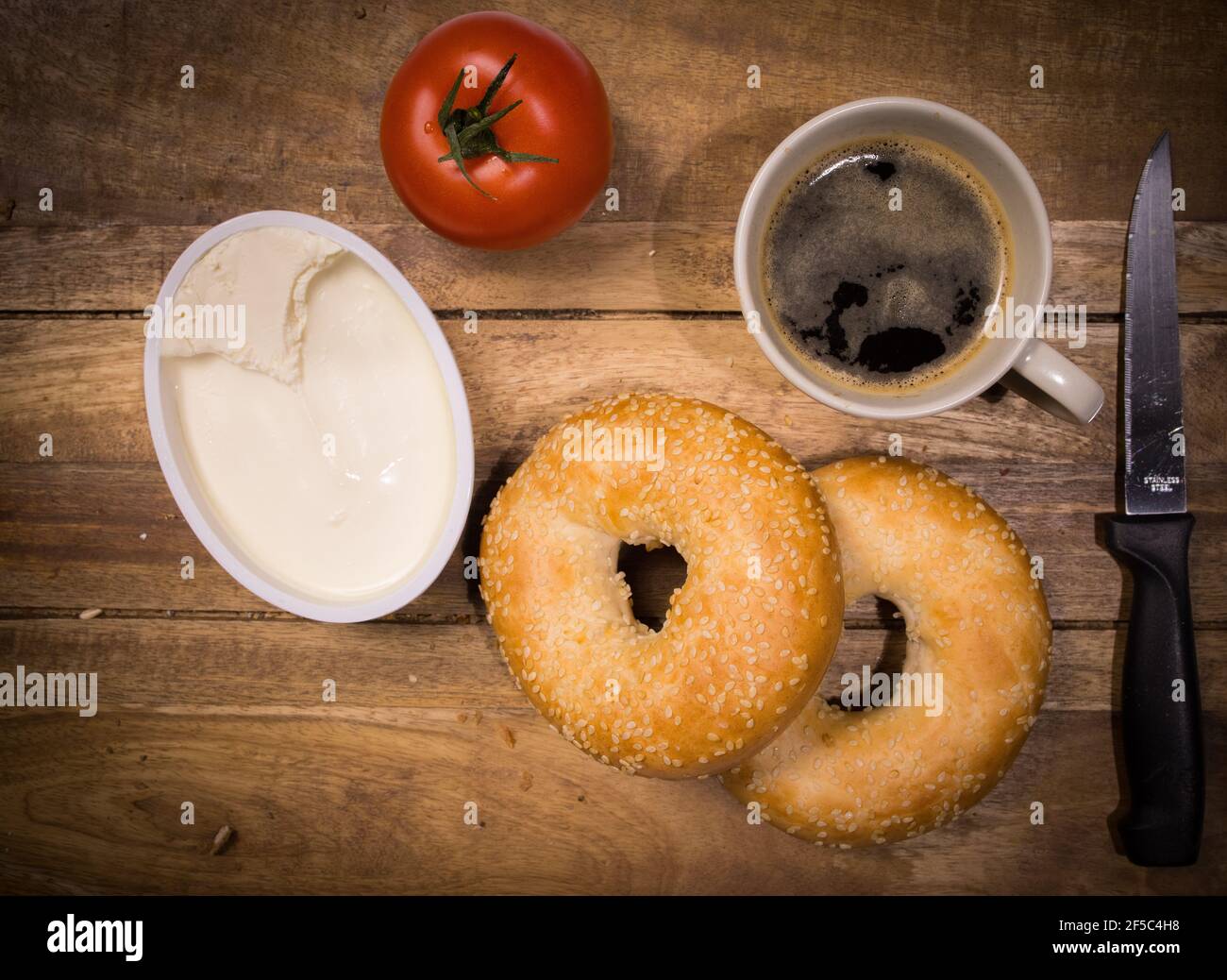 Frische Bagels Mit Frischkase Auf Dem Fruhstuckstisch Stockfotografie Alamy