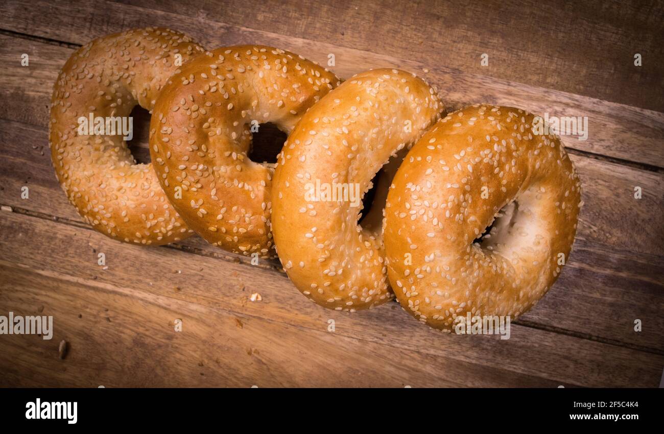 Frisch gebackene Bagels auf einem Holztisch Stockfoto