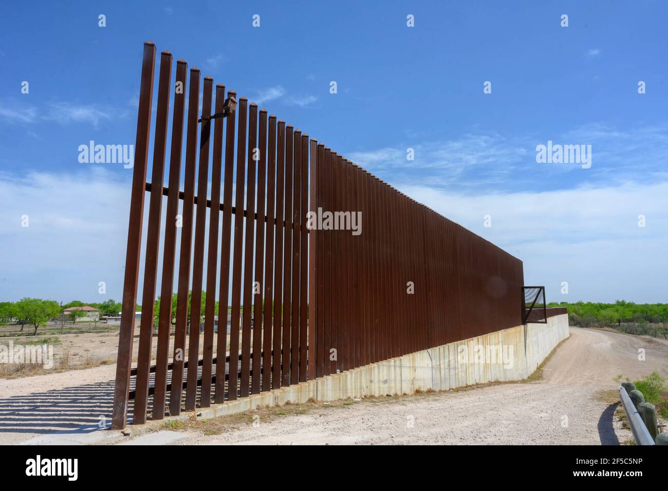 Ein Teil der Grenzmauer zwischen Texas und Mexiko liegt unvollendet im Hidalgo County in der Nähe des Rio Grande River. Die meisten Arbeiten an der Grenzmauer wurden nach der Einweihung von Präs. Joe Biden am 20th. Januar 2021 eingestellt. Kredit: Bob Daemmrich/Alamy Live Nachrichten Stockfoto