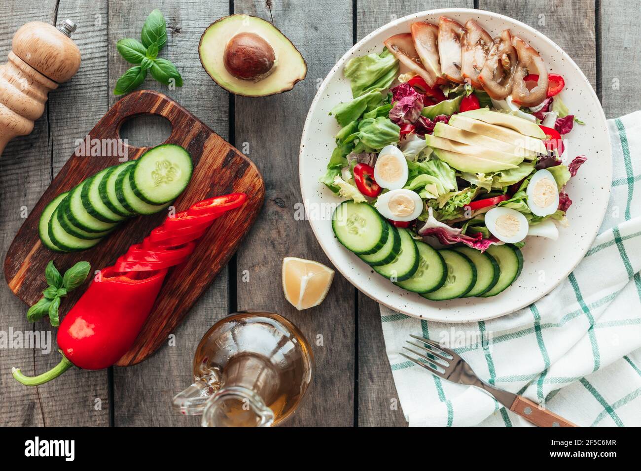 Gesunde Ernährung Konzept flach legen. Mediterrane Ernährung, Essen auf Holz Hintergrund Stockfoto