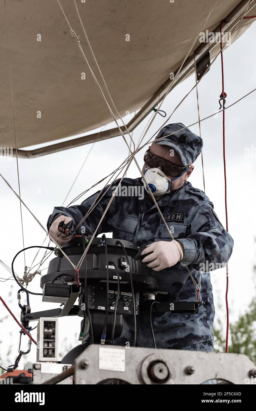 Moskau, Russland. 16th Mai 2020. Vorbereitung der Ballonkammer.Mitarbeiter von Rosgvardia mit dem OKO-Videoüberwachungssystem (oder High-Altitude Video Surveillance System), das auf einem Ballon platziert wurde, um nach Sperrverletzern zu suchen, sollte diese Technik die Ausbreitung des Coronavirus verhindern (Covid-19). Es wurde auch auf der Website der Abteilung berichtet. (Foto von Mihail Siergiejevicz/SOPA Images/Sipa USA) Quelle: SIPA USA/Alamy Live News Stockfoto
