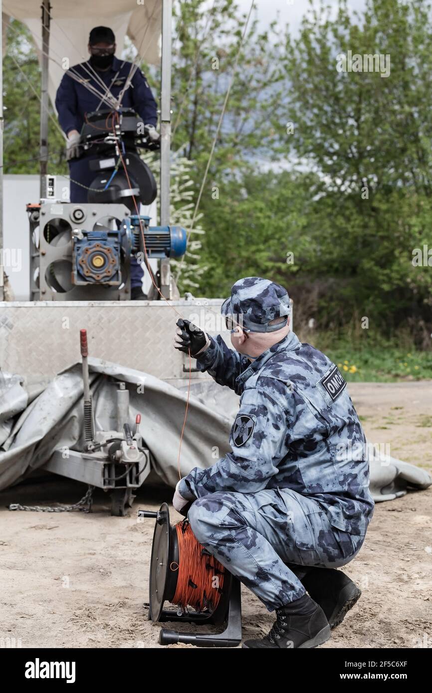 Moskau, Russland. 16th Mai 2020. Vorbereitung von Aerostatseilen.Rosgvardia-Mitarbeiter mit dem OKO-Videoüberwachungssystem (oder High-Altitude Video Surveillance System), das auf einem Ballon platziert wurde, um nach Sperrverletzern zu suchen, sollte diese Technik die Ausbreitung des Coronavirus verhindern (Covid-19). Es wurde auch auf der Website der Abteilung berichtet. (Foto von Mihail Siergiejevicz/SOPA Images/Sipa USA) Quelle: SIPA USA/Alamy Live News Stockfoto