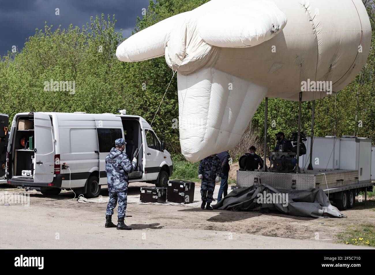 Technisches Fahrzeug und Anhänger mit Aerostat.Rosgvardia-Mitarbeiter mit dem OKO-Videoüberwachungssystem (oder High-Altitude-Videoüberwachungssystem), das auf einem Ballon platziert wurde, um nach Sperrverletzern zu suchen, sollte diese Technik die Ausbreitung des Coronavirus verhindern (Covid-19). Es wurde auch auf der Website der Abteilung berichtet. Stockfoto