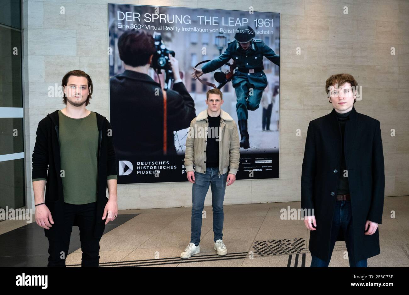 Berlin, Deutschland. März 2021, 25th. Die Schauspieler Daniel Axt (l-r), Max von der Groeben und Anton von Lucke besuchen die Virtual-Reality-Installation über das DDR-Fluchtfoto 'der Sprung' im Deutschen Historischen Museum (DHM). Das Deutsche Historische Museum zeigt bis zum 05,04.2021 die 360-Grad-VR-Installation 'The Leap - 1961' über das ikonische Foto von Peter Leibing. Quelle: Bernd von Jutrczenka/dpa/Alamy Live News Stockfoto