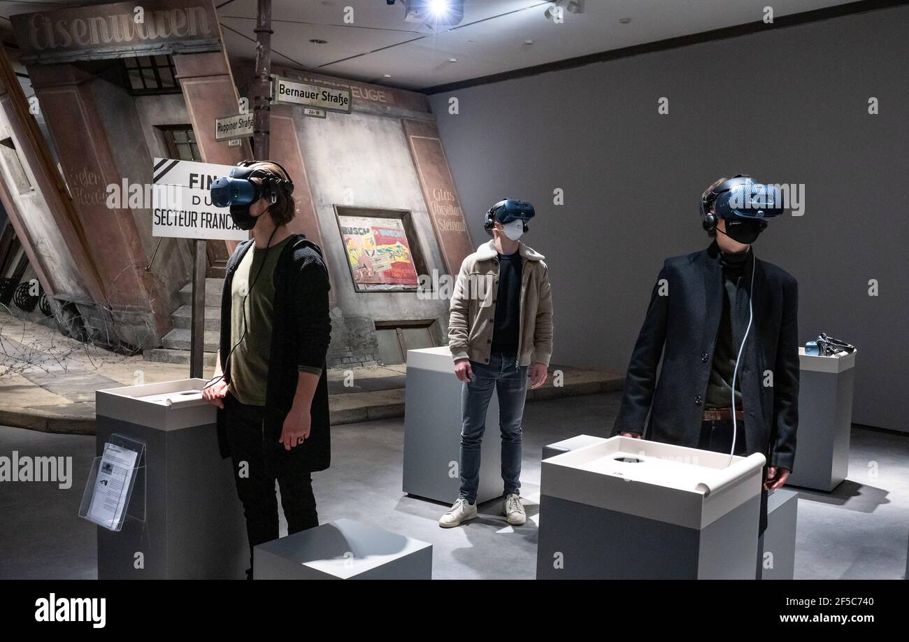 Berlin, Deutschland. März 2021, 25th. Die Schauspieler Daniel Axt (l-r), Max von der Groeben und Anton von Lucke besuchen die Virtual-Reality-Installation über das DDR-Fluchtfoto 'der Sprung' im Deutschen Historischen Museum (DHM). Das Deutsche Historische Museum zeigt bis zum 05,04.2021 die 360-Grad-VR-Installation 'The Leap - 1961' über das ikonische Foto von Peter Leibing. Quelle: Bernd von Jutrczenka/dpa/Alamy Live News Stockfoto