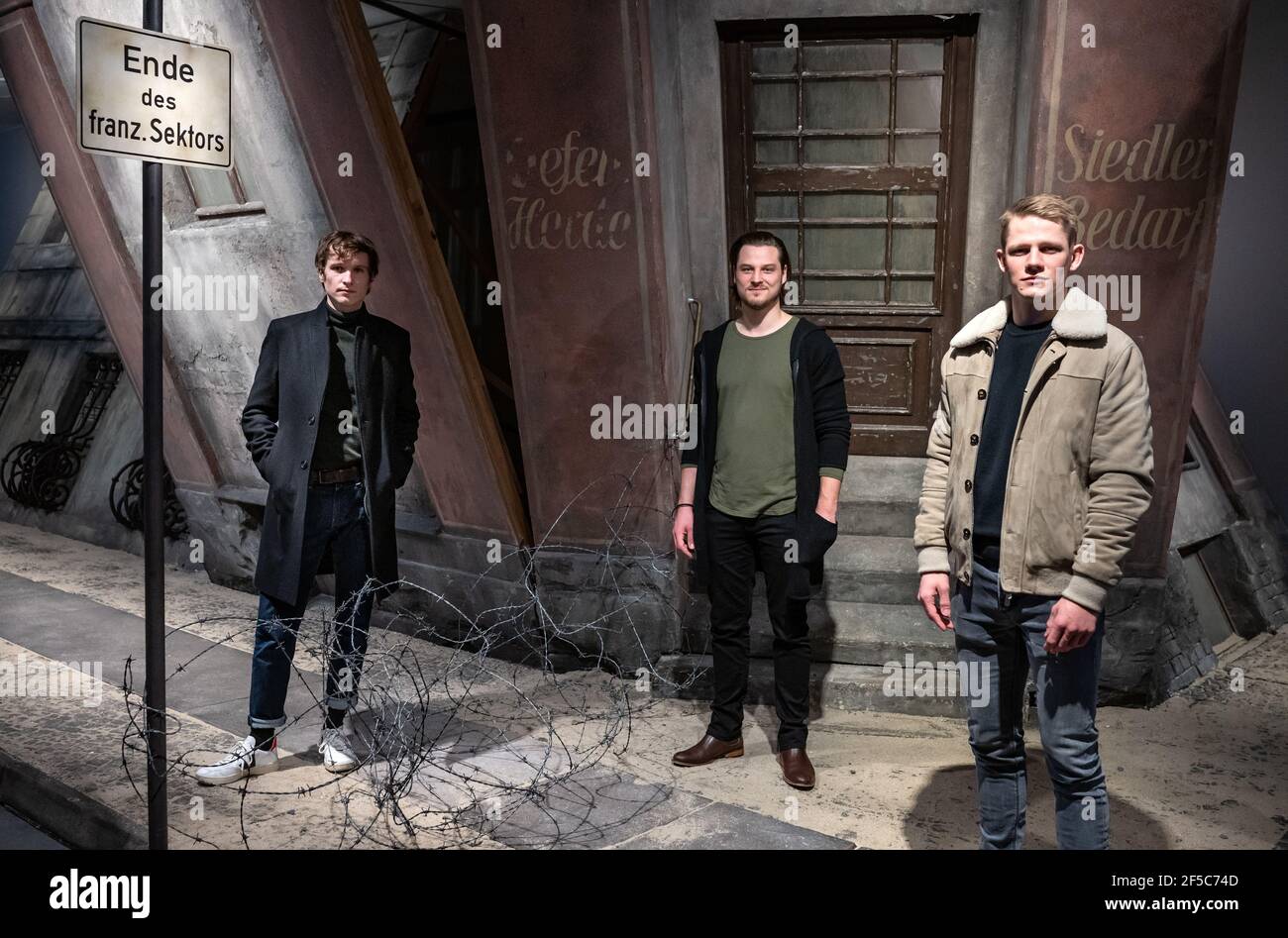 Berlin, Deutschland. März 2021, 25th. Die Schauspieler Daniel Axt (l-r), Max von der Groeben und Anton von Lucke besuchen die Virtual-Reality-Installation über das DDR-Fluchtfoto 'der Sprung' im Deutschen Historischen Museum (DHM). Das Deutsche Historische Museum zeigt bis zum 05,04.2021 die 360-Grad-VR-Installation 'The Leap - 1961' über das ikonische Foto von Peter Leibing. Quelle: Bernd von Jutrczenka/dpa/Alamy Live News Stockfoto
