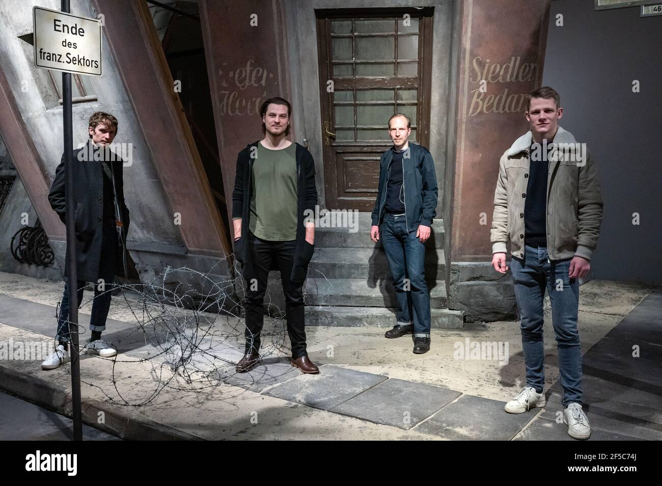 Berlin, Deutschland. März 2021, 25th. Die Schauspieler Anton von Lucke (l-r), Daniel Axt und Max von der Groeben besuchen gemeinsam mit dem Regisseur Boris Hars-Tschachotin (2nd v.l.n.r.) die Virtual-Reality-Installation über das DDR-Fluchtfoto 'der Sprung' im Deutschen Historischen Museum (DHM). Das Deutsche Historische Museum zeigt bis zum 05,04.2021 die 360-Grad-VR-Installation 'The Leap - 1961' über das ikonische Foto von Peter Leibing. Quelle: Bernd von Jutrczenka/dpa/Alamy Live News Stockfoto