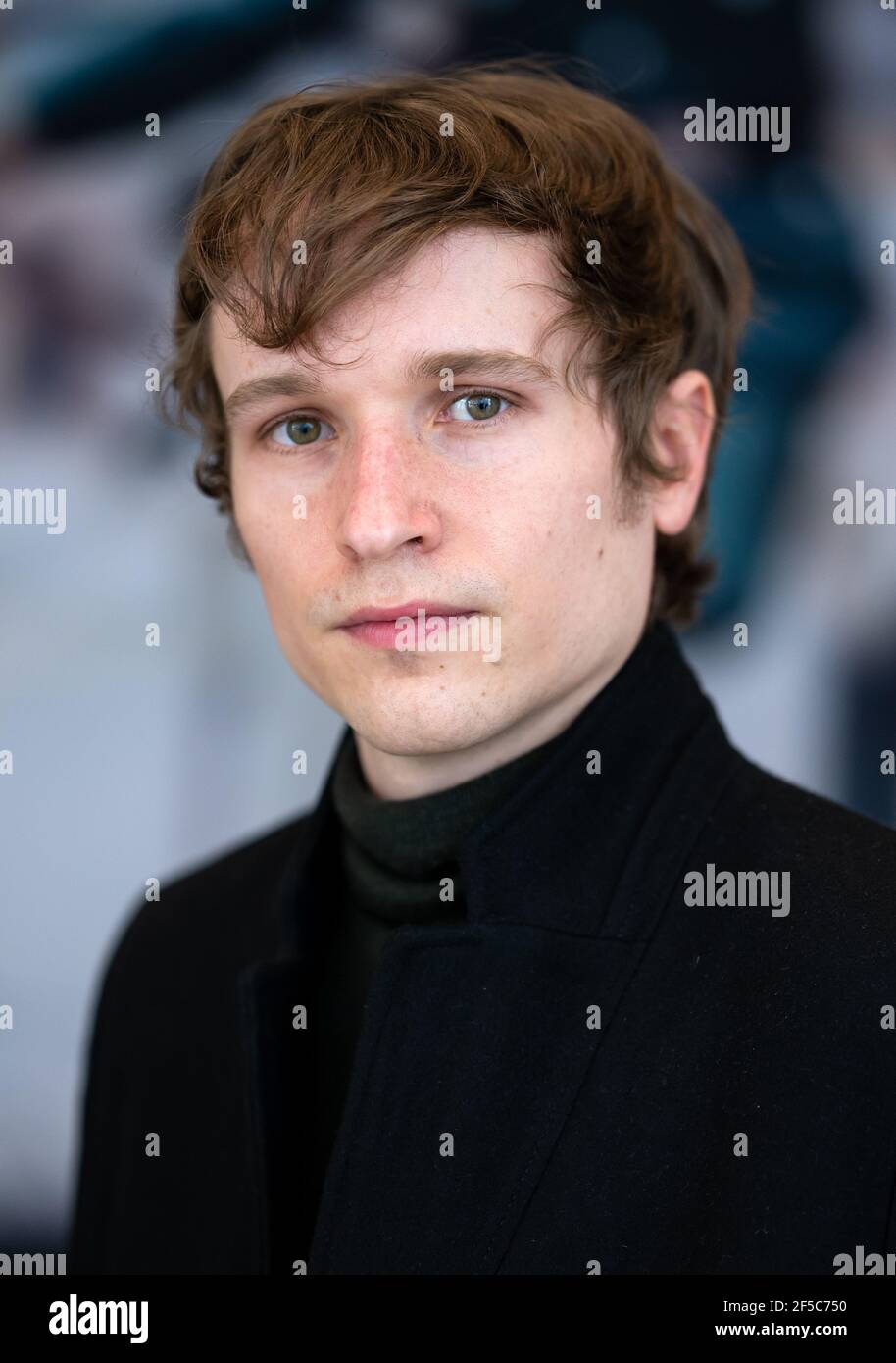 Berlin, Deutschland. März 2021, 25th. Schauspieler Anton von Lucke besucht die Virtual-Reality-Installation auf dem DDR-Fluchtfoto 'der Sprung' im Deutschen Historischen Museum (DHM). Das Deutsche Historische Museum zeigt bis zum 05,04.2021 die 360-Grad-VR-Installation 'The Leap - 1961' über das ikonische Foto von Peter Leibing. Quelle: Bernd von Jutrczenka/dpa/Alamy Live News Stockfoto