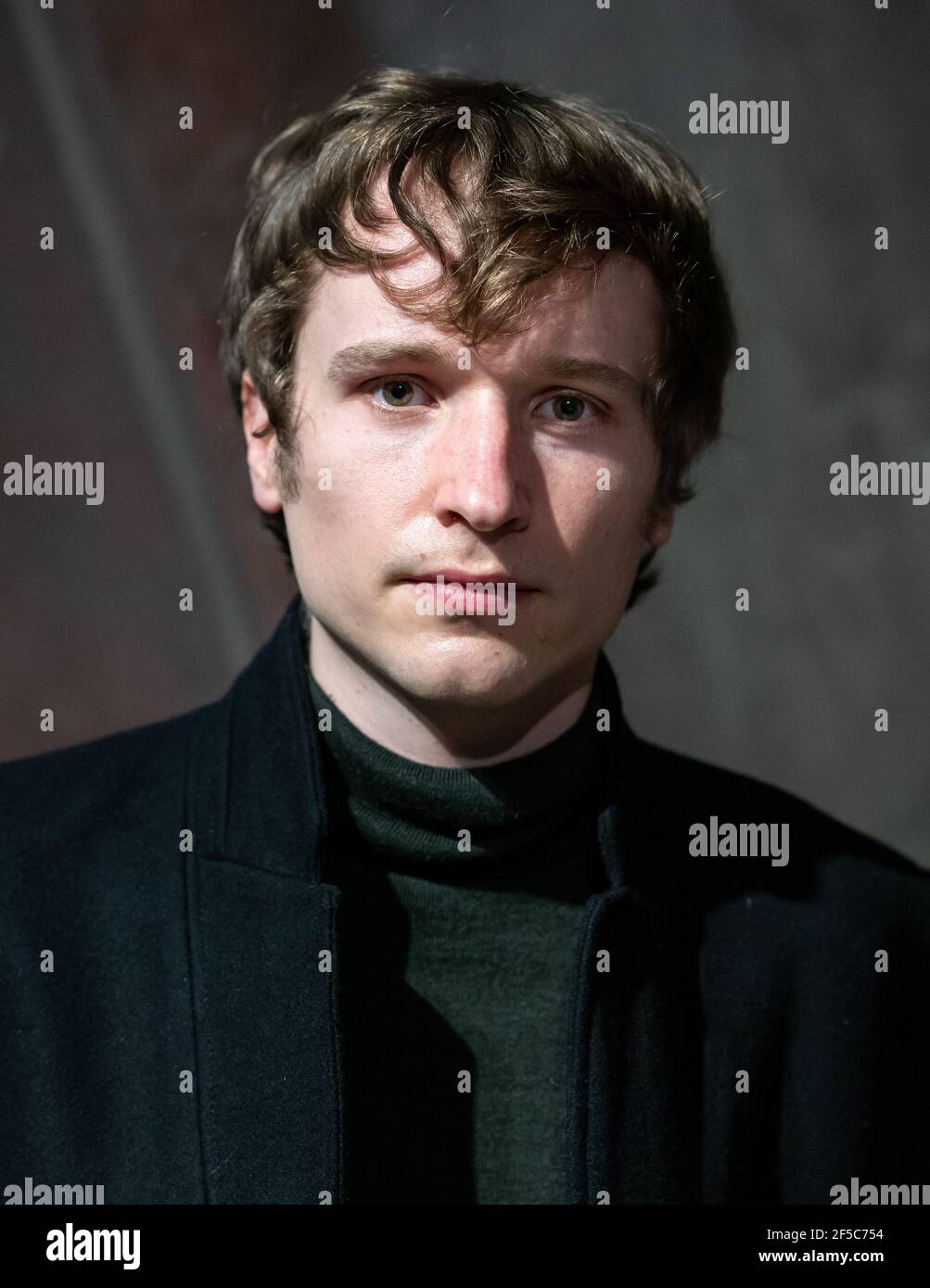 Berlin, Deutschland. März 2021, 25th. Schauspieler Anton von Lucke besucht die Virtual-Reality-Installation auf dem DDR-Fluchtfoto 'der Sprung' im Deutschen Historischen Museum (DHM). Das Deutsche Historische Museum zeigt bis zum 05,04.2021 die 360-Grad-VR-Installation 'The Leap - 1961' über das ikonische Foto von Peter Leibing. Quelle: Bernd von Jutrczenka/dpa/Alamy Live News Stockfoto