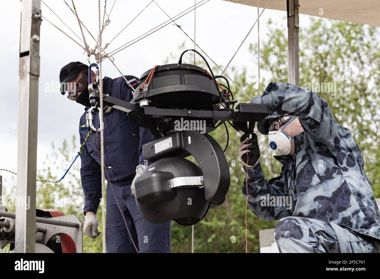 Moskau, Russland. 16th Mai 2020. Ein Spezialist und eine russische Wache stellten die Ballonkamera auf.Rosgvardia-Mitarbeiter mit dem OKO-Videoüberwachungssystem (oder High-Altitude Video Surveillance System), das auf einem Ballon platziert wurde, um nach Sperrverletzern zu suchen, sollte diese Technik die Ausbreitung des Coronavirus verhindern (Covid-19). Es wurde auch auf der Website der Abteilung berichtet. Kredit: Mihail Tokmakov/SOPA Images/ZUMA Wire/Alamy Live Nachrichten Stockfoto