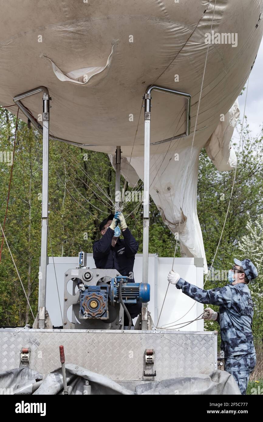 Moskau, Russland. 16th Mai 2020. Ein Spezialist bereitet die Halterungen für den Ballon auf dem Anhänger vor.Mitarbeiter von Rosgvardia mit dem OKO-Videoüberwachungssystem (oder High-Altitude Video Surveillance System), das auf einem Ballon platziert wurde, um nach Sperrverletzern zu suchen, sollte diese Technik die Ausbreitung des Coronavirus verhindern (Covid-19). Es wurde auch auf der Website der Abteilung berichtet. Kredit: Mihail Tokmakov/SOPA Images/ZUMA Wire/Alamy Live Nachrichten Stockfoto