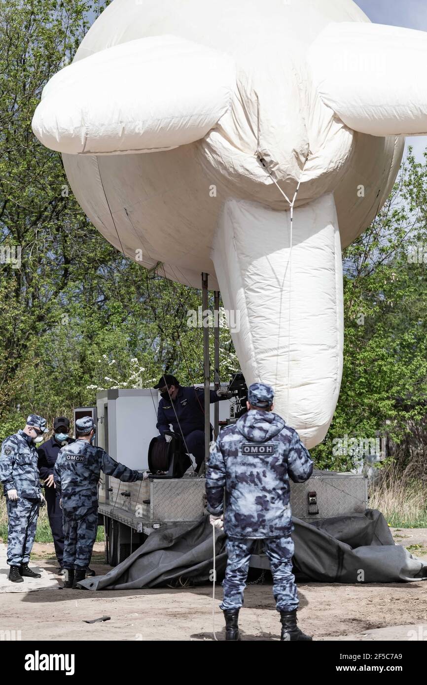 Moskau, Russland. 16th Mai 2020. Ein Team von Spezialisten und russischen Wachen neben dem Ballonanhänger.Mitarbeiter von Rosgvardia mit dem OKO-Videoüberwachungssystem (oder High-Altitude Video Surveillance System) auf einem Ballon platziert, um nach Sperrverletzern zu suchen, war diese Technik, um die Ausbreitung des Coronavirus zu verhindern (Covid-19). Es wurde auch auf der Website der Abteilung berichtet. Kredit: Mihail Tokmakov/SOPA Images/ZUMA Wire/Alamy Live Nachrichten Stockfoto