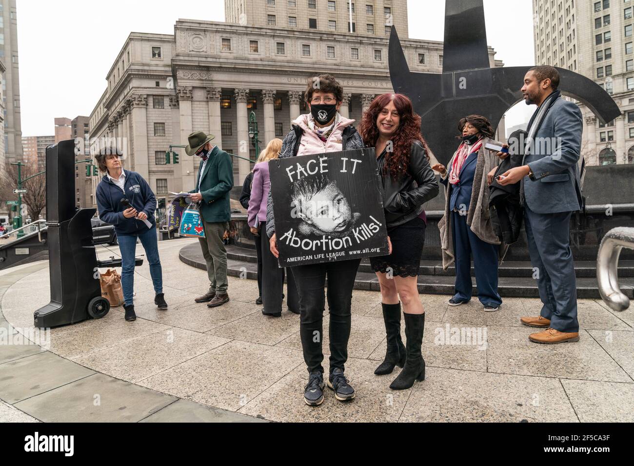 New York, NY - 25. März 2021: Anti-Abtreibungsaktivisten versammeln sich auf dem Foley Square und fordern, die Entscheidung des Obersten Gerichtshofs von Roe gegen Wade zu überschreiben Stockfoto