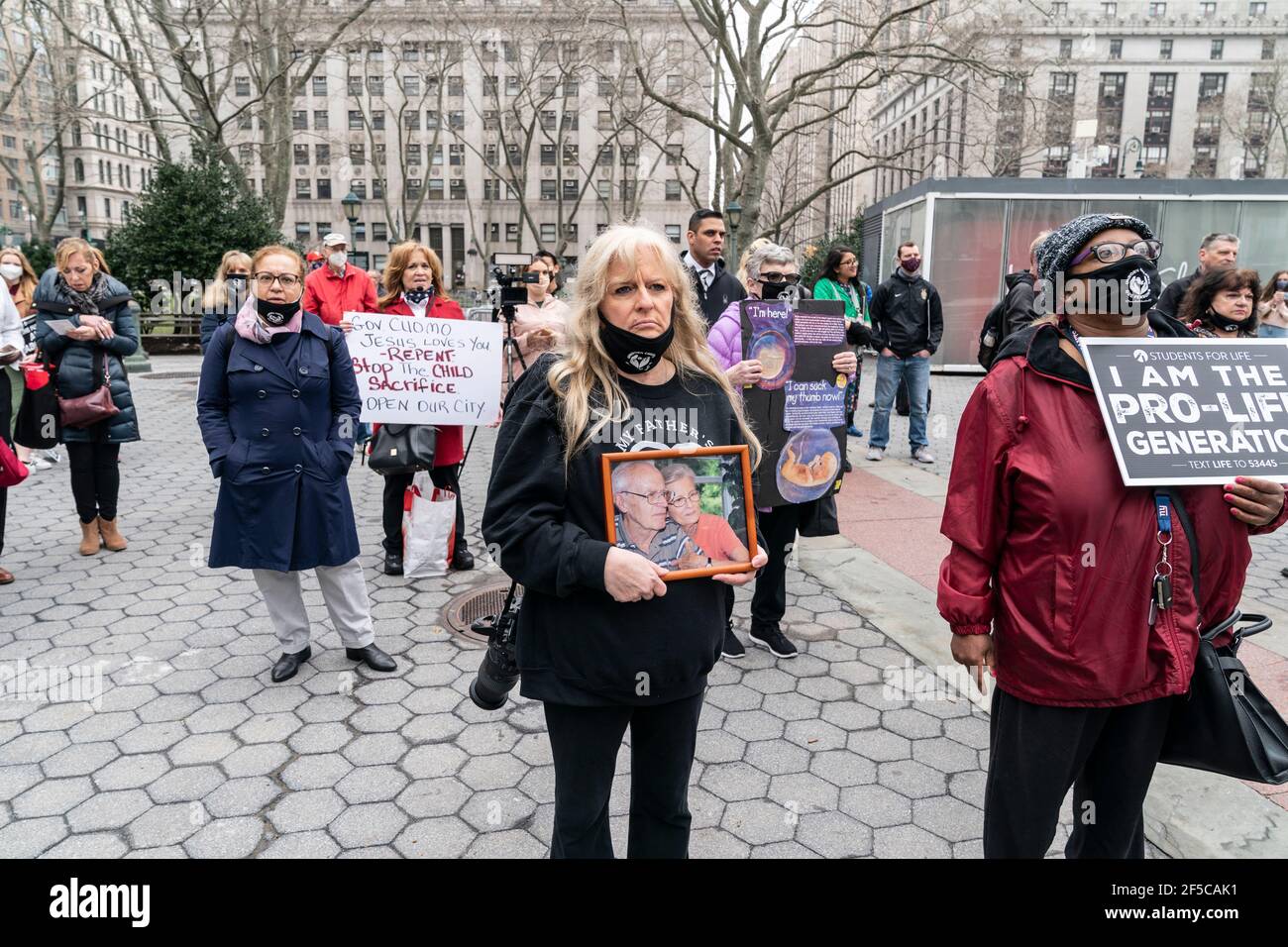 New York, NY - 25. März 2021: Anti-Abtreibungsaktivisten versammeln sich auf dem Foley Square und fordern, die Entscheidung des Obersten Gerichtshofs von Roe gegen Wade zu überschreiben Stockfoto